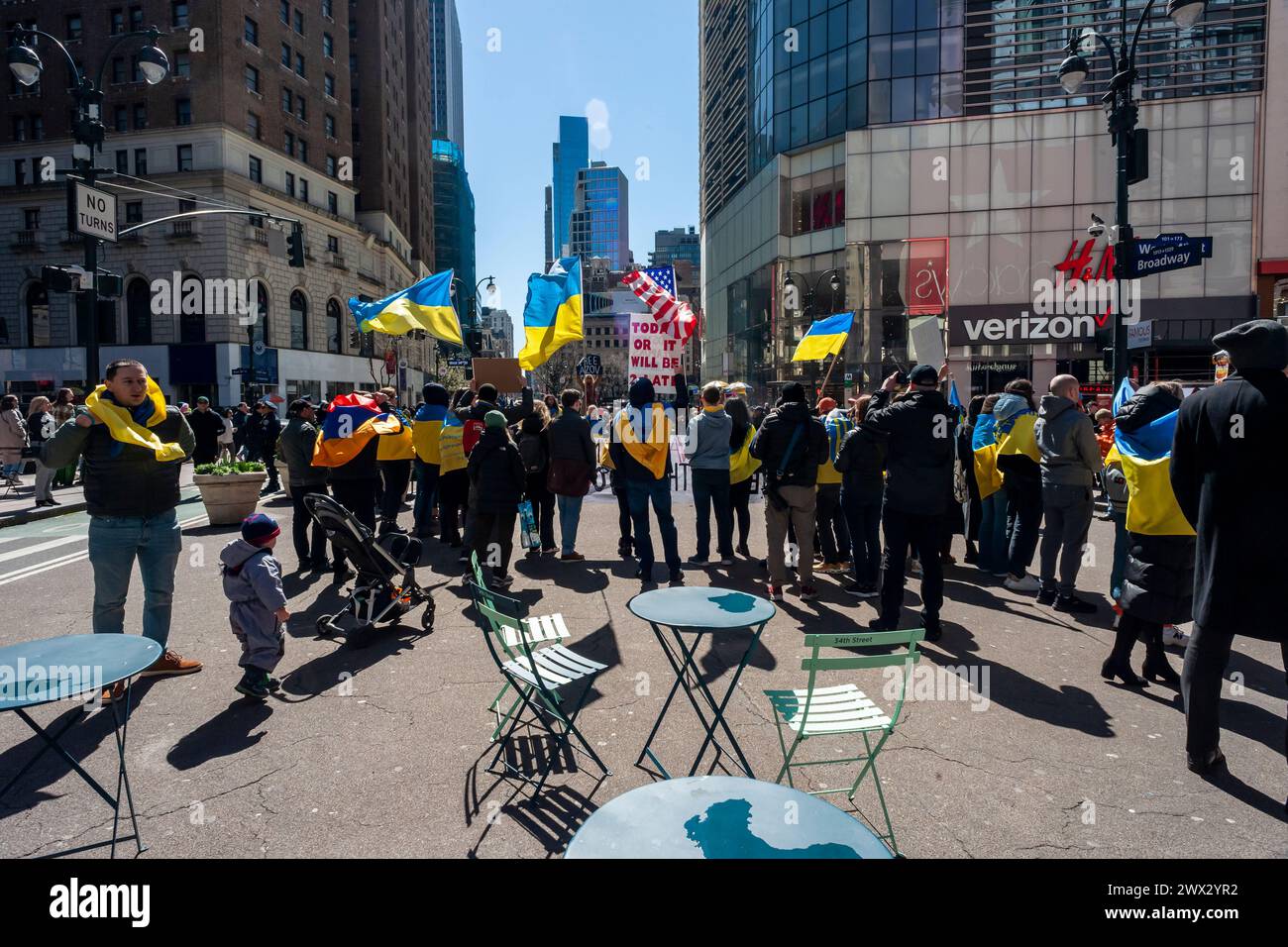 Ukrainische Amerikaner und ihre Anhänger versammeln sich am Sonntag, den 24. März 2024, auf dem Herald Square in New York, um gegen die russische Invasion in die Ukraine und die Inhaftierung ukrainischer Kriegsgefangener zu protestieren (© Richard B. Levine) Stockfoto