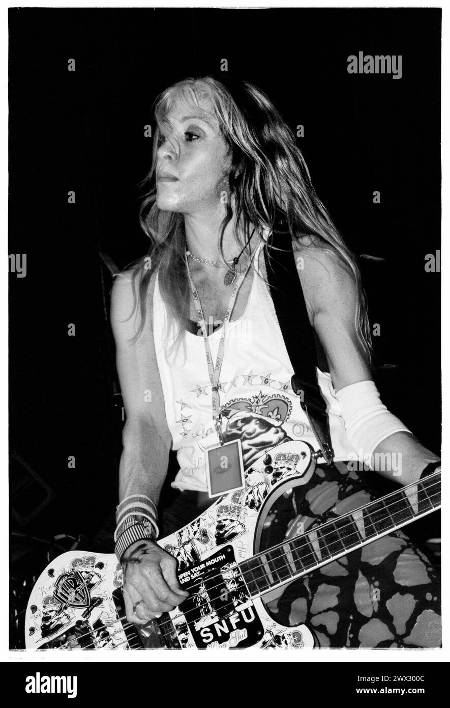 BELLY, KONZERT, 1995: Gail Greenwood Bassist von Belly spielt live im Bristol University Anson Room am 24. Februar 1995. Foto: Rob Watkins. INFO: Belly, eine alternative Rockband aus Newport, Rhode Island, entstand in den 90er Jahren mit melodischem Sound und introspektiven Texten. Hits wie „Feed the Tree“ präsentierten ihre fesselnde Mischung aus Folk und Alternative Rock und brachten ihnen eine hingebungsvolle Anhängerschaft ein. Stockfoto