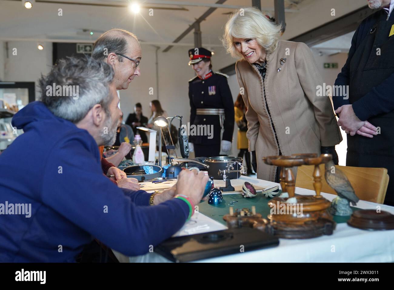 Königin Camilla trifft Mitglieder lokaler Freiwilligengruppen bei einem Besuch der kürzlich restaurierten Shrewsbury Flaxmill Maltings in Shropshire. Bilddatum: Mittwoch, 27. März 2024. Stockfoto