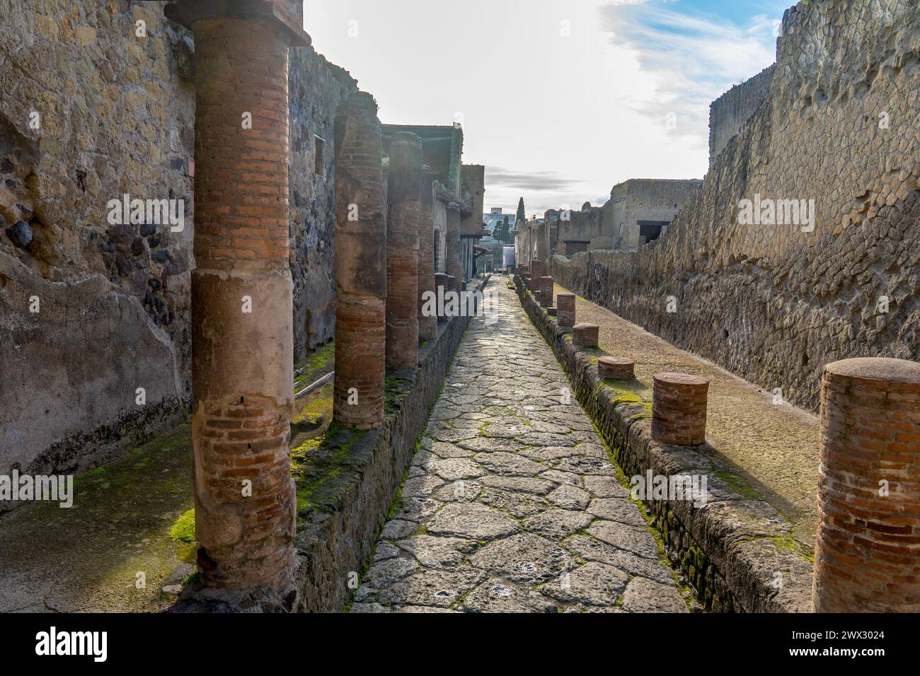 Gut erhaltene Straßen der antiken Stadt im archäologischen Park von Herculaneum, Neapel-Italien. Stockfoto