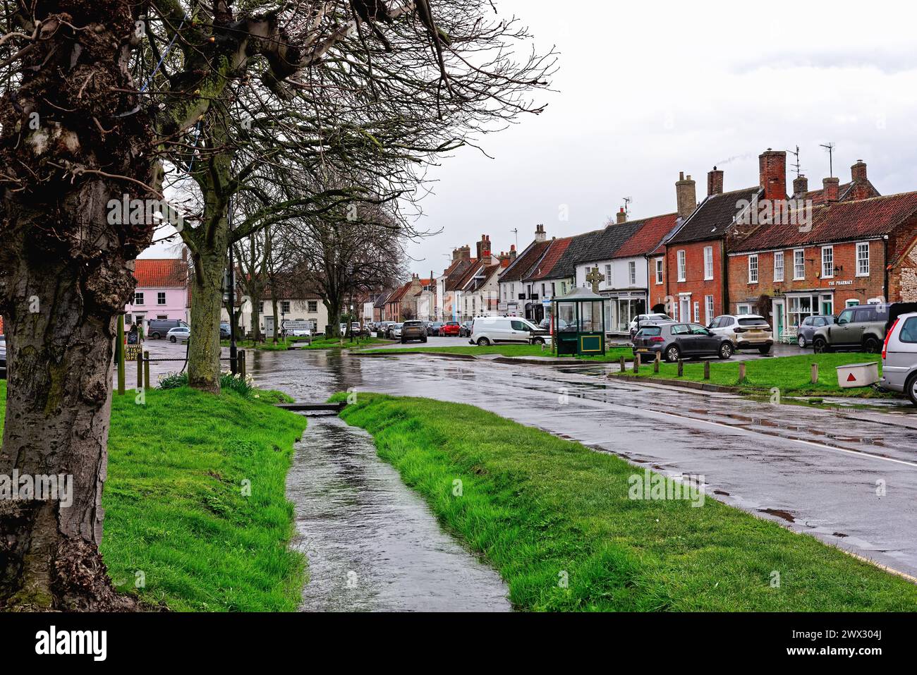 Das Norfolk-Dorf Burnham Market aus dem 17. Jahrhundert an einem nassen Frühlingstag, East Anglia England Großbritannien Stockfoto