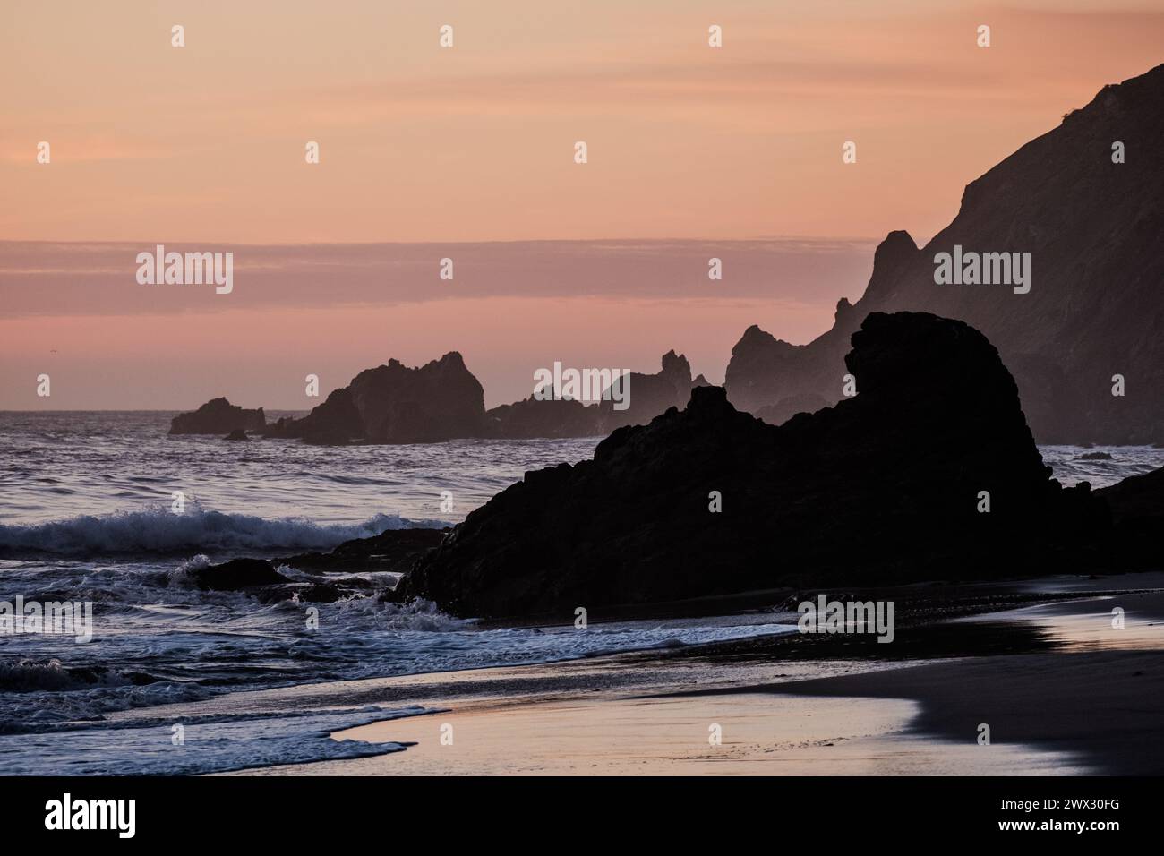 Blick auf den Sonnenuntergang von Pfeiffer Beach in Big Sur, Kalifornien, USA Stockfoto