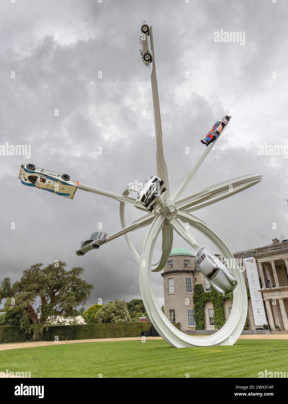 Die Skulptur 2023 für das Goodwood Festival of Speed, Sussex, UK, 2023 von Gerry Judah. Wir feiern 75 Jahre Porsche. Stockfoto