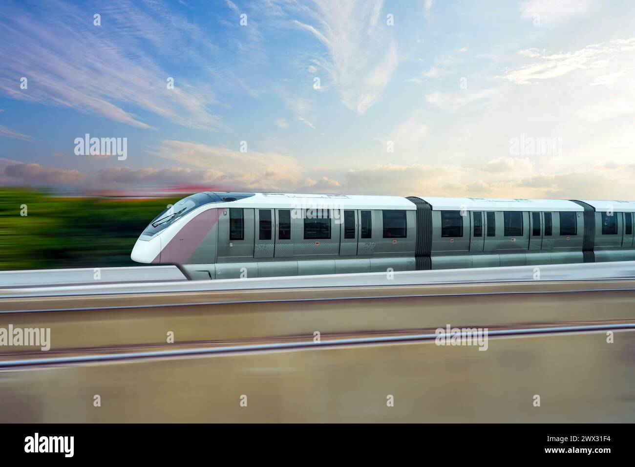 Hochgeschwindigkeits-Einschienenbahn-Rennstation an der Kreuzung der Bühnenstraße, Seitenansicht Bewegungsunschärfe-Effekt Stockfoto