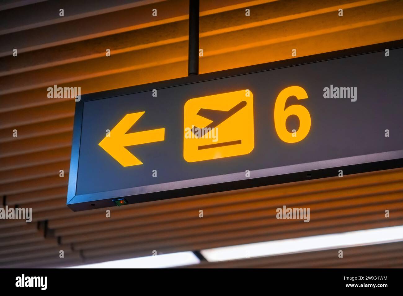 Schilder zu Gate Nummer sechs für die Einstiegsgates im Flughafenterminal. Stockfoto