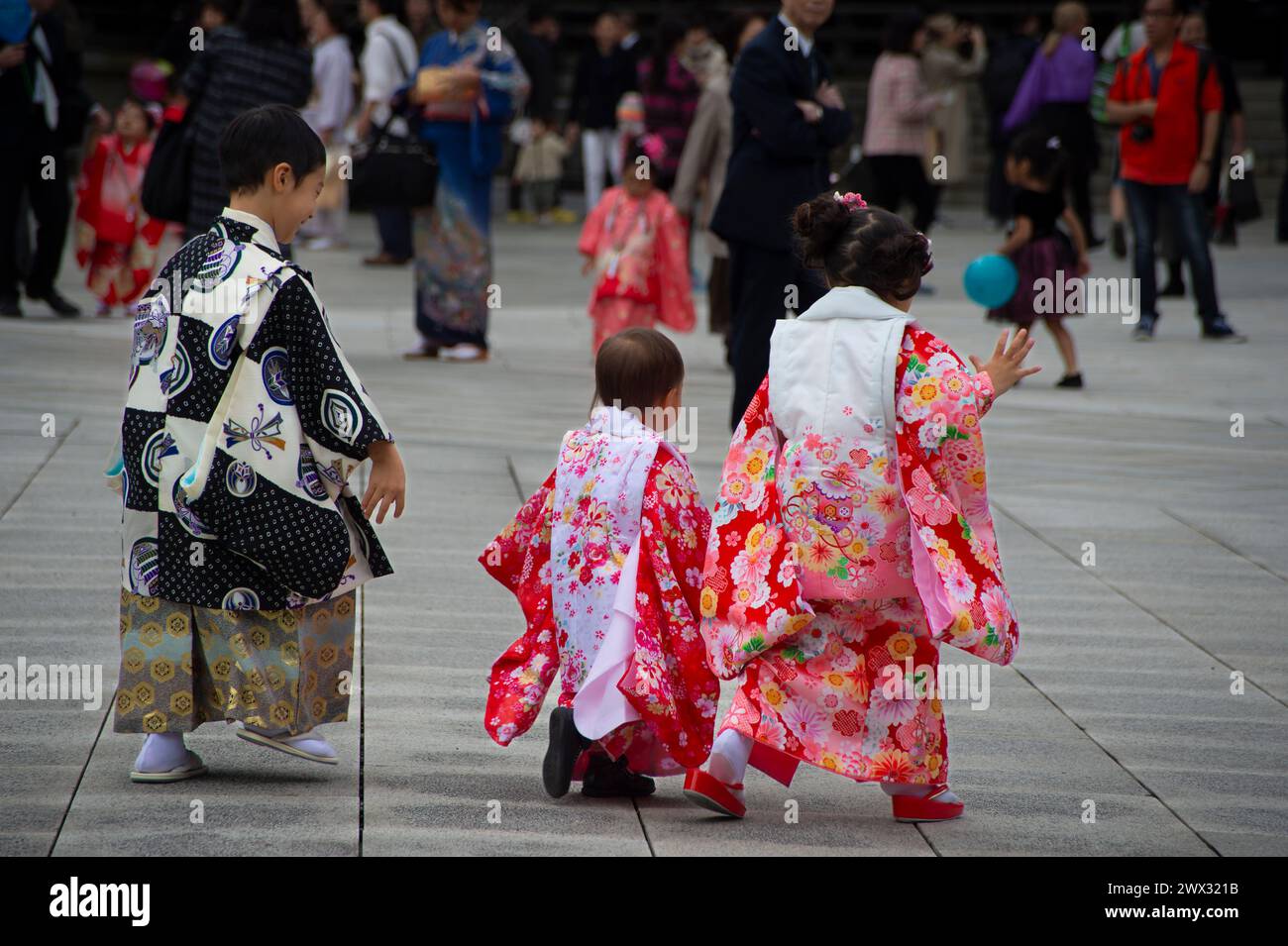 Japanische Kinder, die an Familienfeiern im Meiji-Schrein in Shibuya City, Tokio, Japan teilnehmen Stockfoto