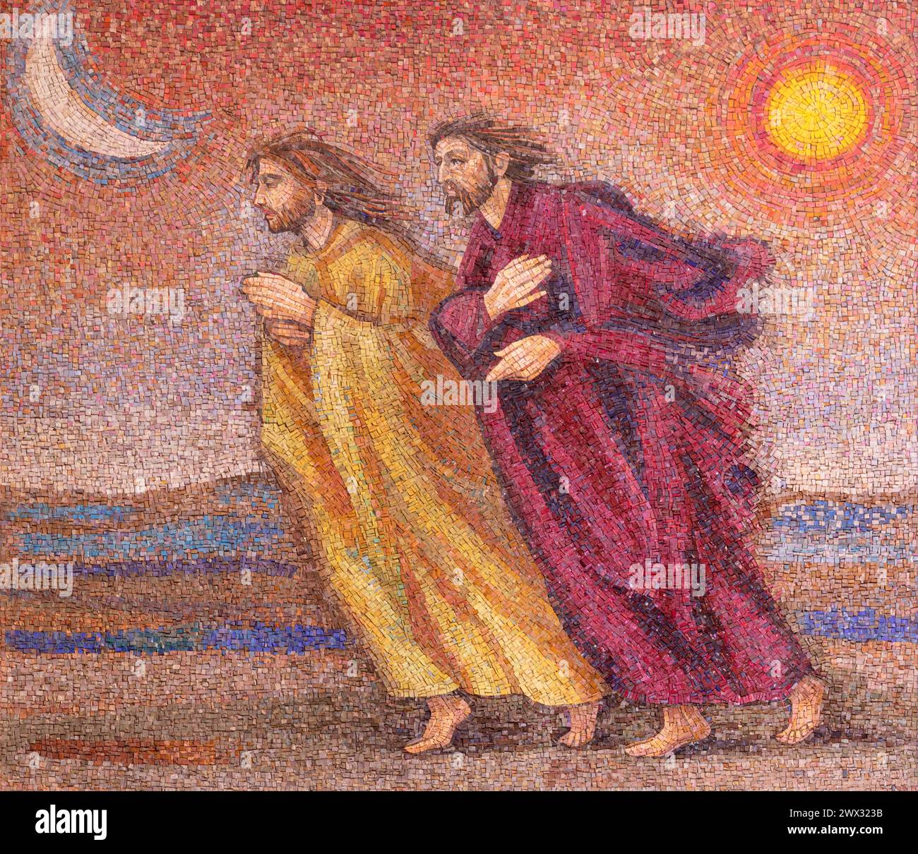 MAILAND, ITALIEN - 8. MÄRZ 2024: Das Mosaik von St. Peter und Johannes laufen zum leeren Grab in der Kirche Chiesa di Santi Quattro Evangelisti Stockfoto