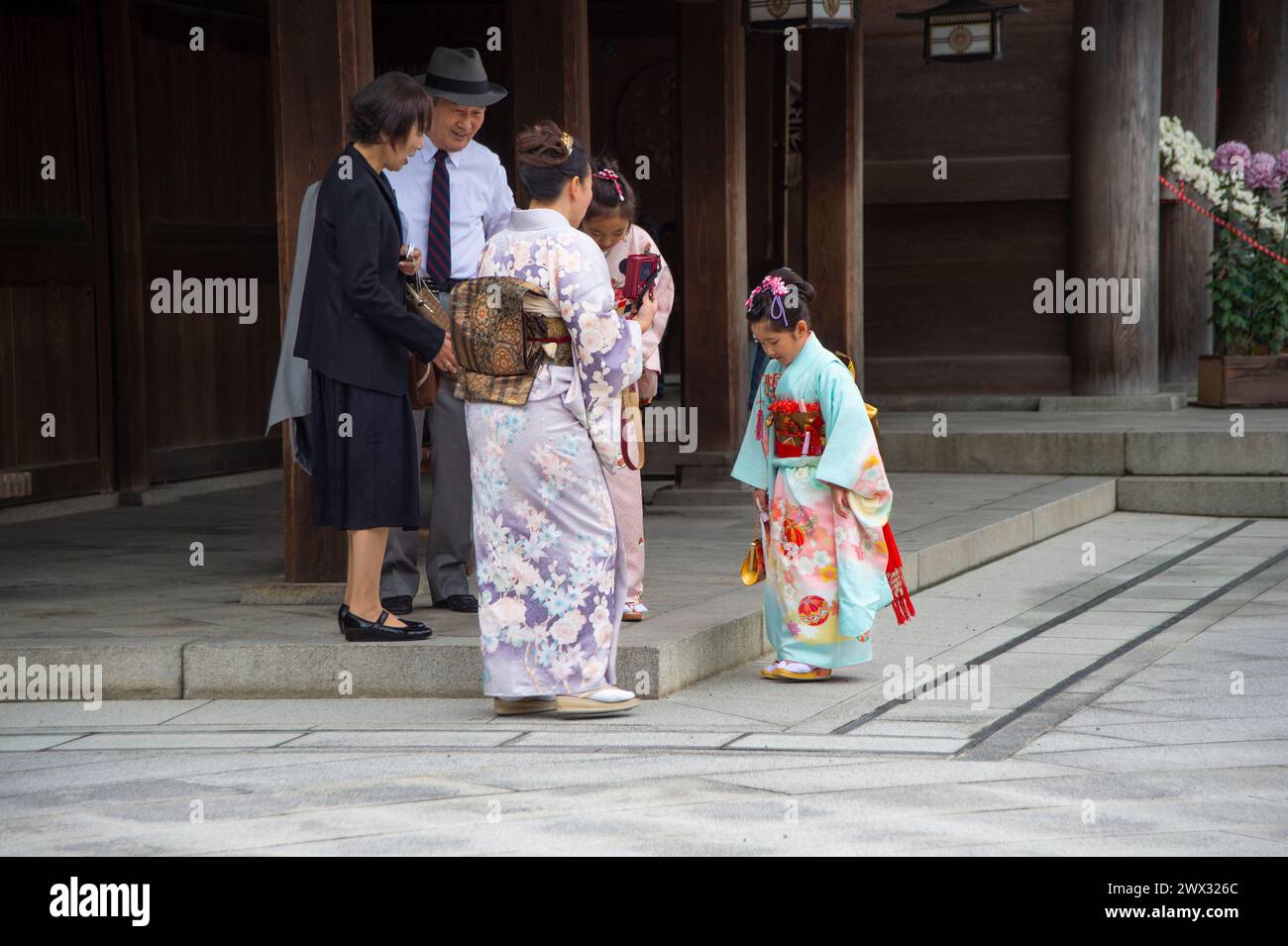 Japanische Kinder, die an Familienfeiern im Meiji-Schrein in Shibuya City, Tokio, Japan teilnehmen Stockfoto