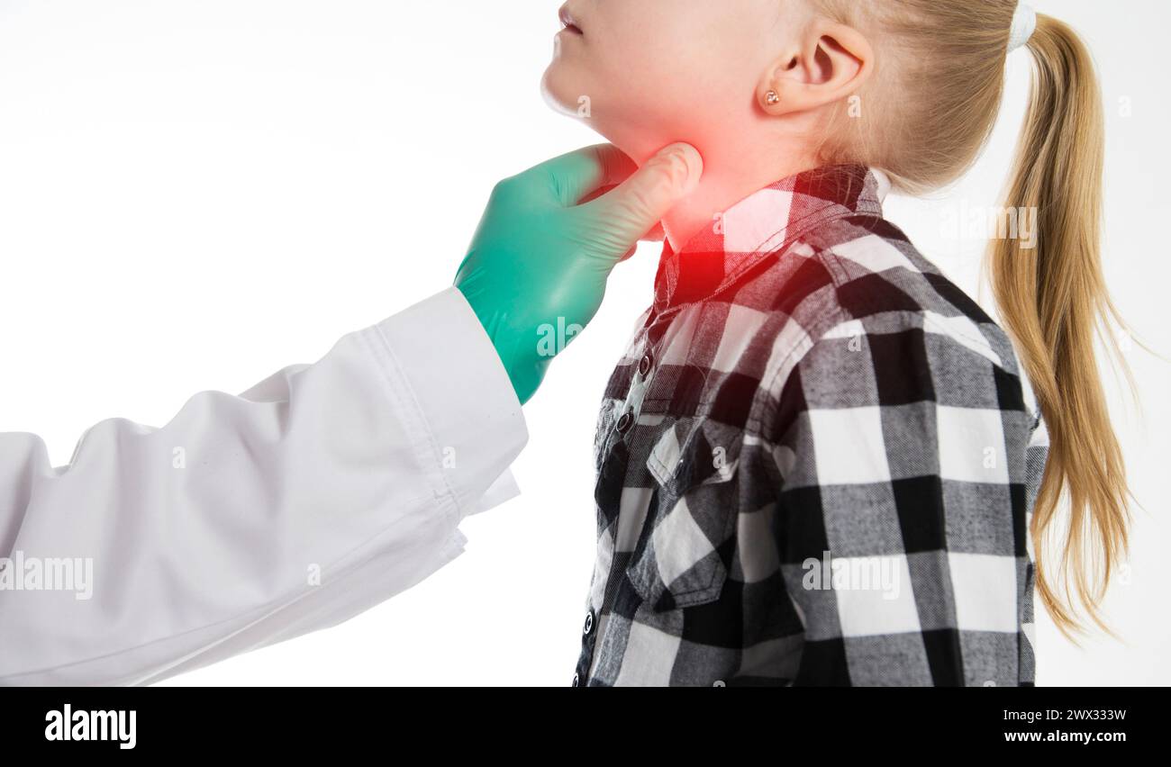 Die Hand eines Endokrinologen palpiert die Schilddrüse eines siebenjährigen Mädchens. Das Konzept der Dysfunktion der Schilddrüsenhormone. Jodmangel, Schilddrüse Stockfoto