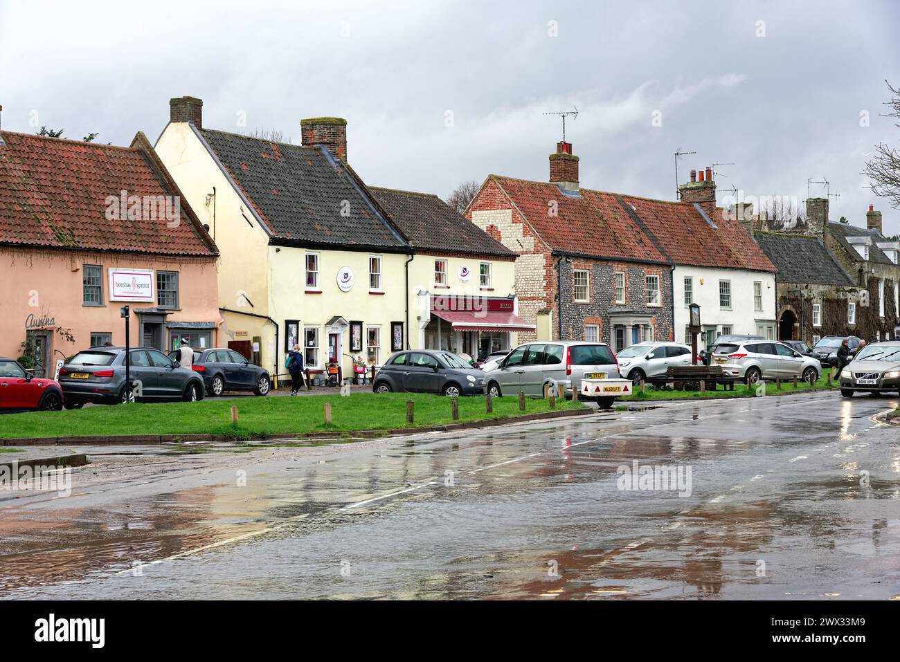 Das Norfolk-Dorf Burnham Market aus dem 17. Jahrhundert an einem nassen Frühlingstag, East Anglia England Großbritannien Stockfoto