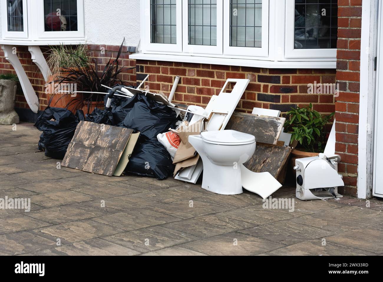 Hausmüll, der vor einem Privathaus in Shepperton Surrey England, Großbritannien, gelagert wird Stockfoto