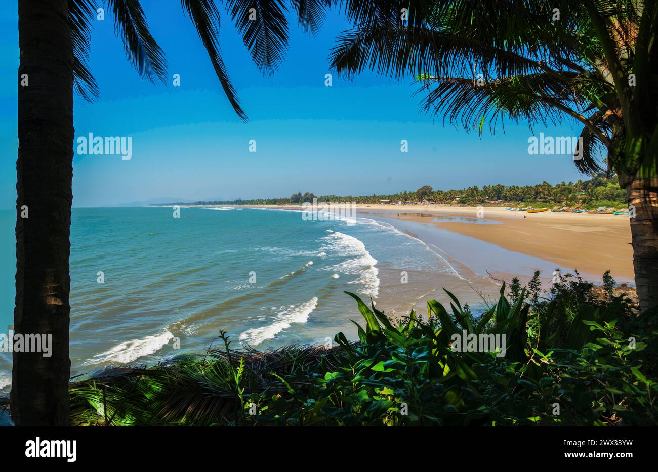 Panorama des fantastischen Sandstrandes in Südindien - Goa (oder Kerala oder Karnataka). Es gibt auch Fischerdorf - viele Fischerboote an der Küste Stockfoto