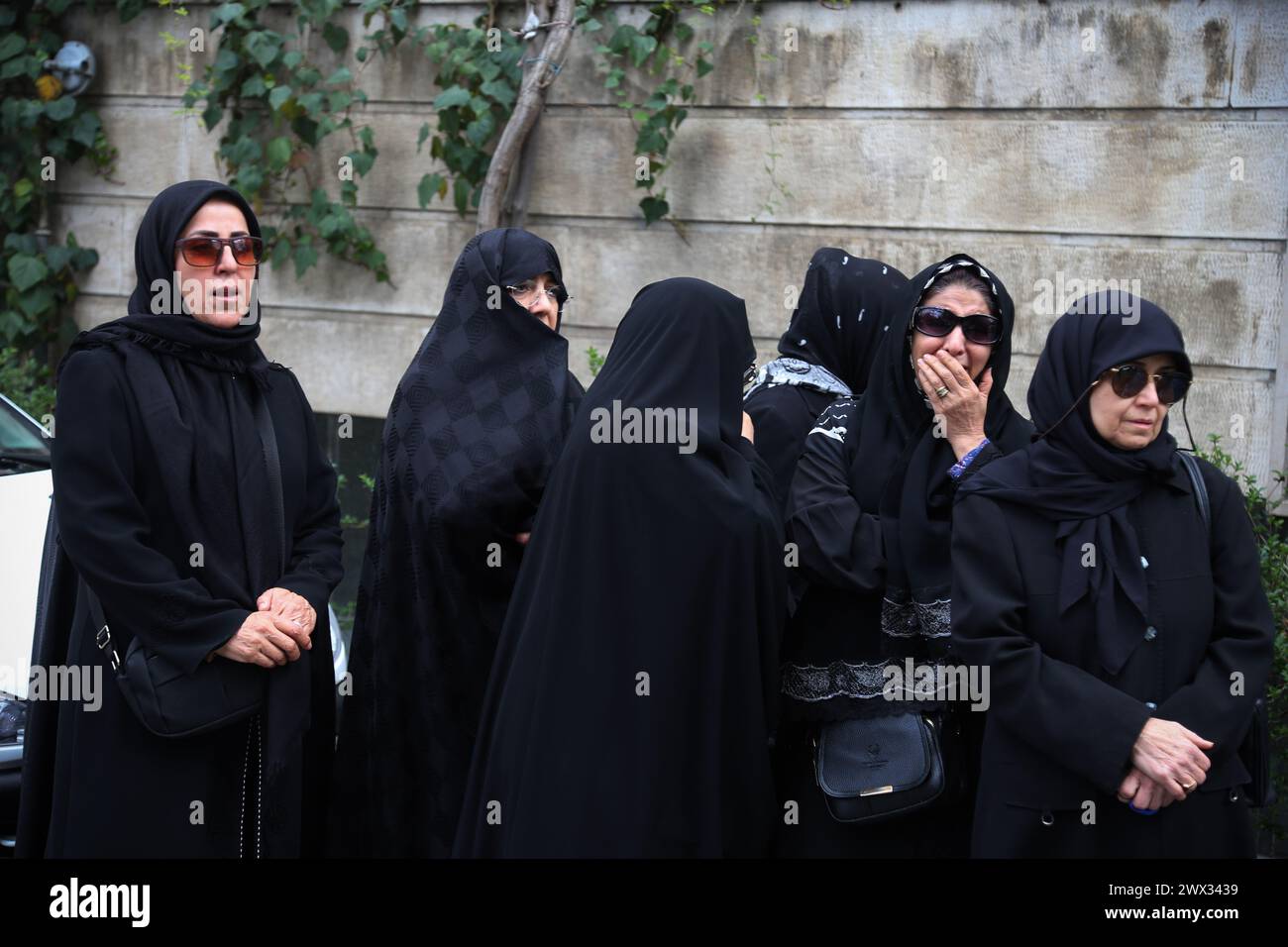 Teheran, Iran. März 2024. Iranische verschleierte Frauen nehmen an der Beerdigungszeremonie der iranischen Politikerin Zahra Shojaei in Teheran Teil. Shojaei war eine der wichtigsten Befürworter der Frauenrechte im Iran, sie war die Beraterin für Frauenangelegenheiten unter Präsident Chatami und als solches Mitglied seines Kabinetts von 1997'''"2005. (Kreditbild: © Rouzbeh Fouladi/ZUMA Press Wire) NUR REDAKTIONELLE VERWENDUNG! Nicht für kommerzielle ZWECKE! Stockfoto