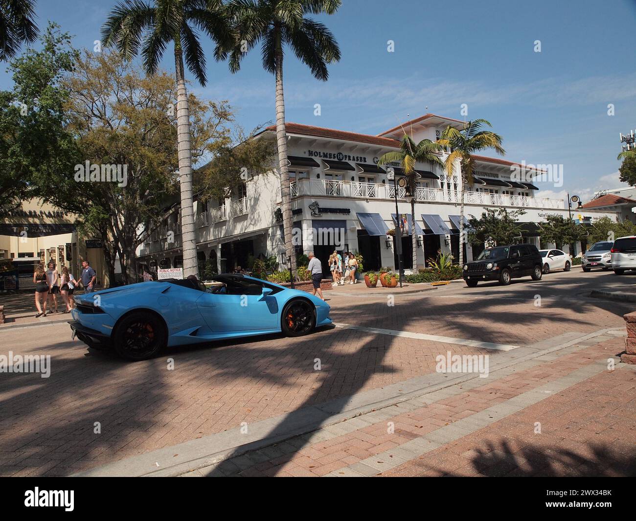 Naples Floridas berühmte S. Fifth Ave. Straßenszene und die Exklusivität der Gegend. In der Regel werden entlang der Straße viele exotische Luxusautos gezeigt. Stockfoto