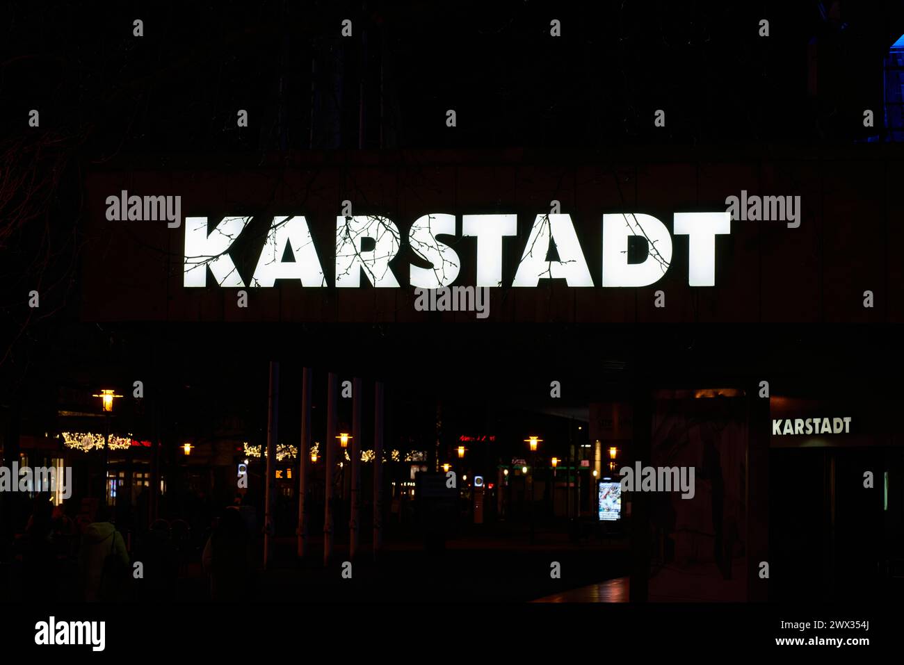 Leuchtschild der insolventen Galeria Karstadt Kaufhof Gruppe im Zentrum von Magdeburg in Deutschland am Abend Stockfoto