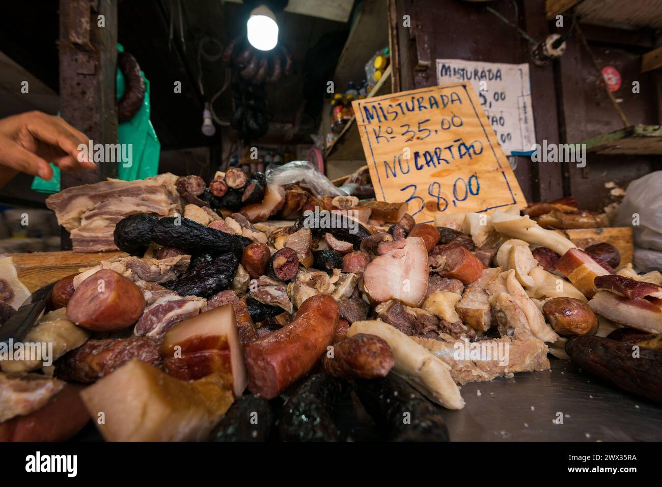 Mischung aus verarbeiteten Fleischprodukten auf dem Markt Ver o Peso in Belem Stockfoto