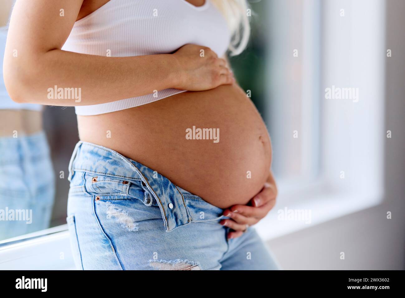Nahaufnahme der schwangeren Taille einer Frau Stockfoto