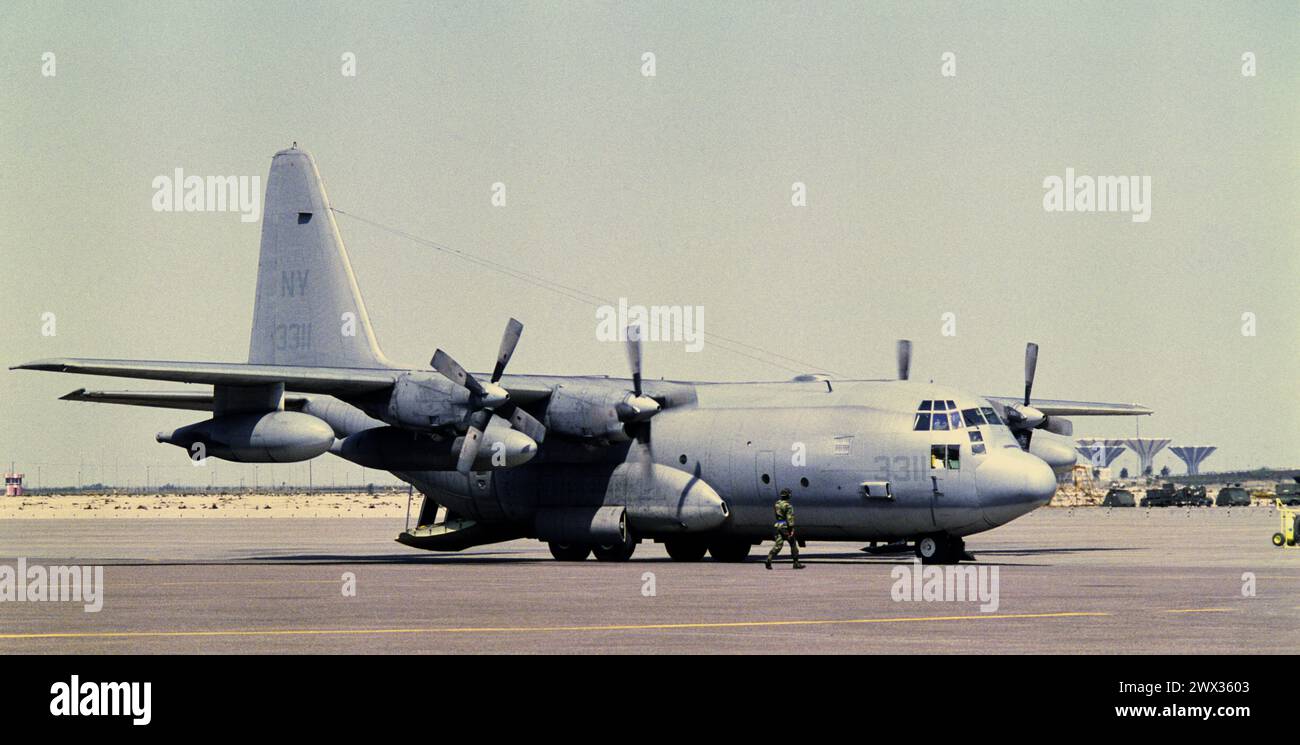25. März 1991 Ein Lockheed KC-130T Hercules-Tanker der US-Marines, Seriennummer NY3311, am Boden am Kuwait International Airport. Stockfoto