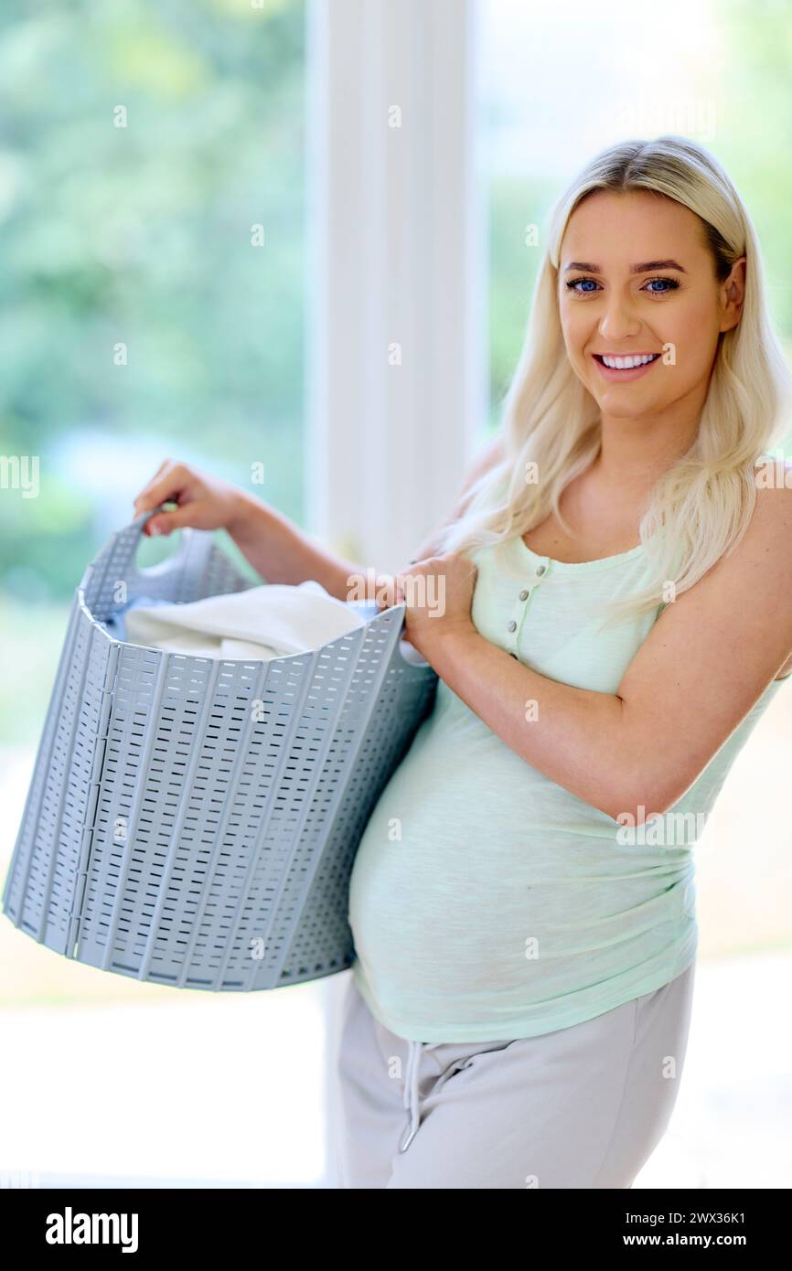 Schwangere Frau mit Waschkorb Stockfoto