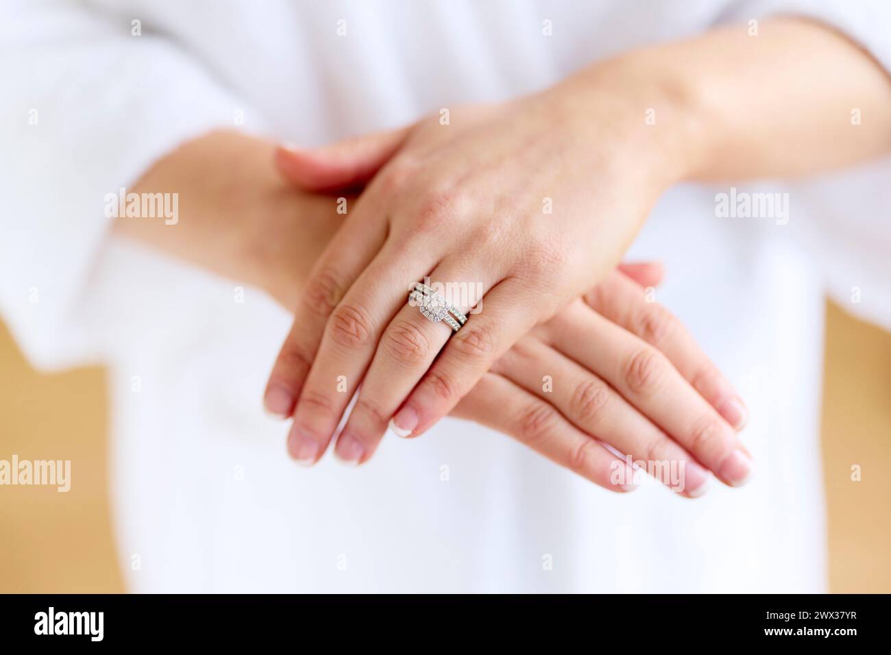 Mädchen mit Diamond Engagement Ring Stockfoto