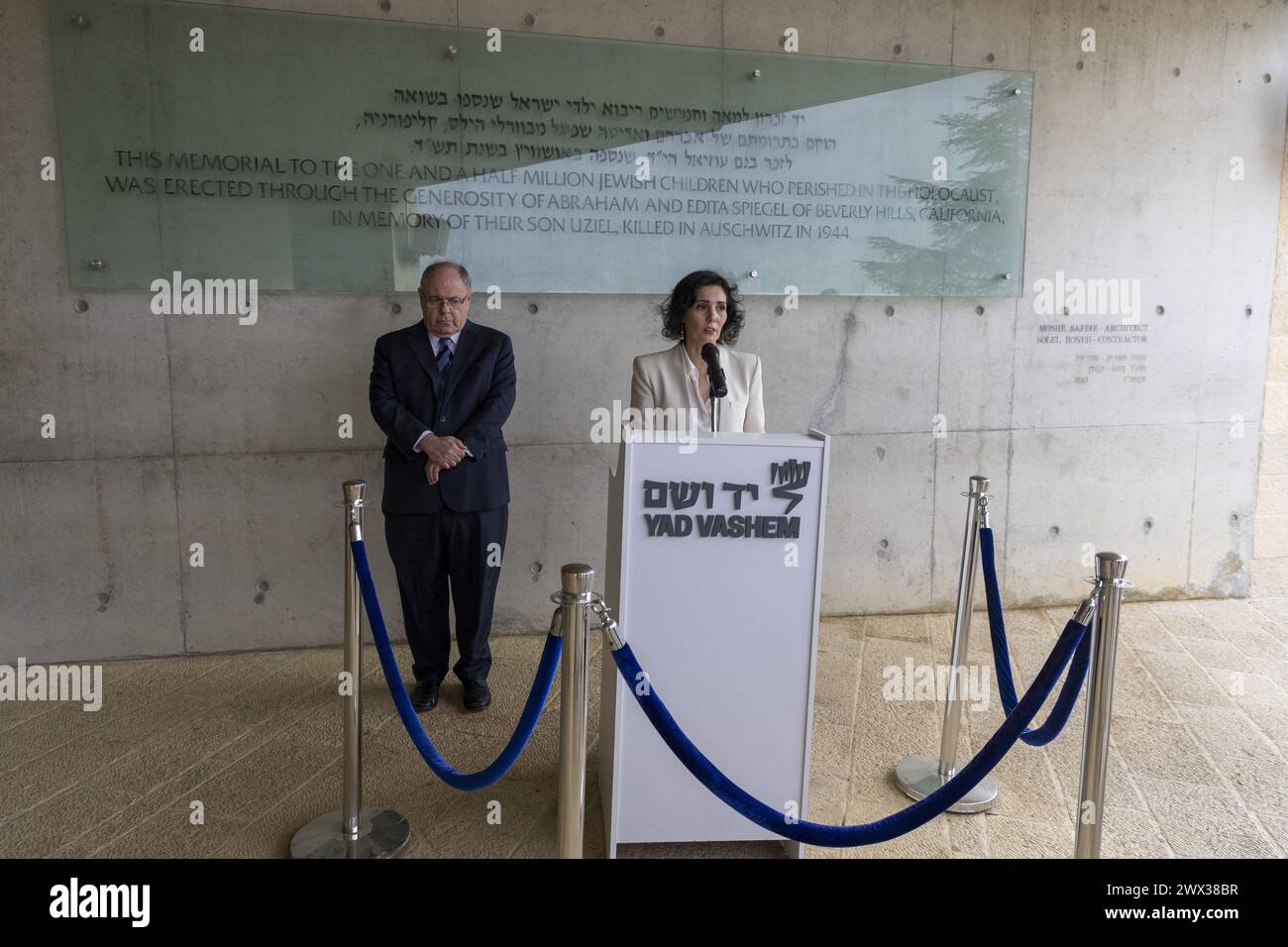 Außenministerin Hadja Lahbib (R), fotografiert während eines Besuchs im Holocaust-Gedenkzentrum Yad Vashem in Jerusalem, am ersten Tag einer diplomatischen Mission in Israel und in die palästinensischen Gebiete, Mittwoch, den 27. März 2024. Sie wird für einen sofortigen Waffenstillstand im fortwährenden israelischen Krieg im Gazastreifen, die Freilassung der Geiseln nach dem Angriff der Hamas im Oktober und für eine Zweistaatenlösung plädieren. Nach Angaben des Ministers besteht noch Hoffnung auf einen Waffenstillstand vor Ende des Ramadan im April. Sie wird auch wiederholen, dass Belgien für die Organisation eines vorbereitenden Friedenskonzerts zur Verfügung steht Stockfoto