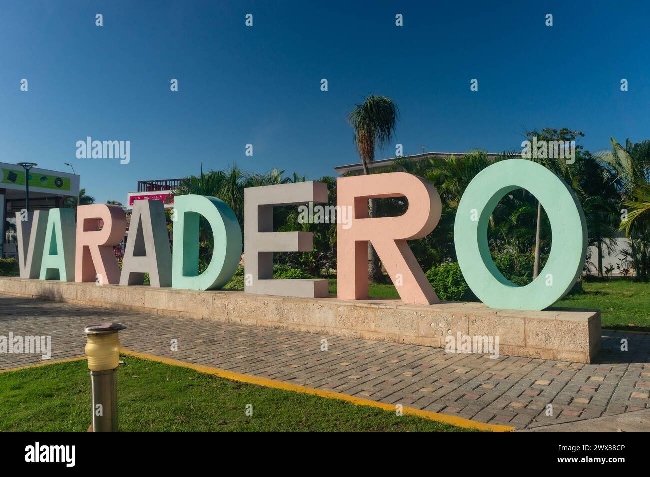 Das Varadero-Symbol, eine Inschrift aus großen, mehrfarbigen Buchstaben im touristischen Gebiet Kubas. Stockfoto