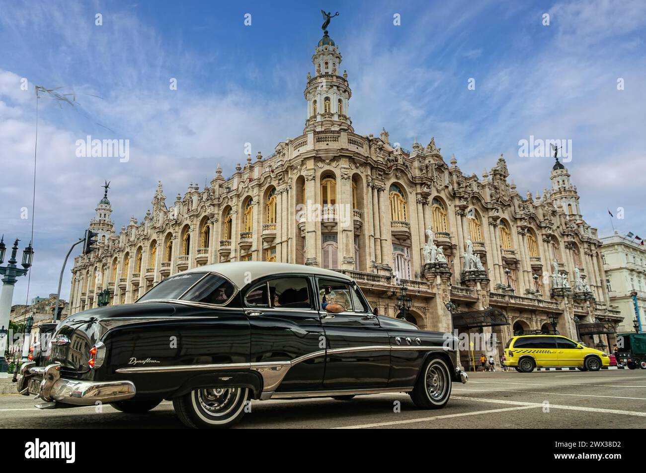 Retro-Auto auf der Havana Straße vor dem Grand Theater. Gran Teatro de La Habana. Kuba. Niedriger Winkel. Stockfoto