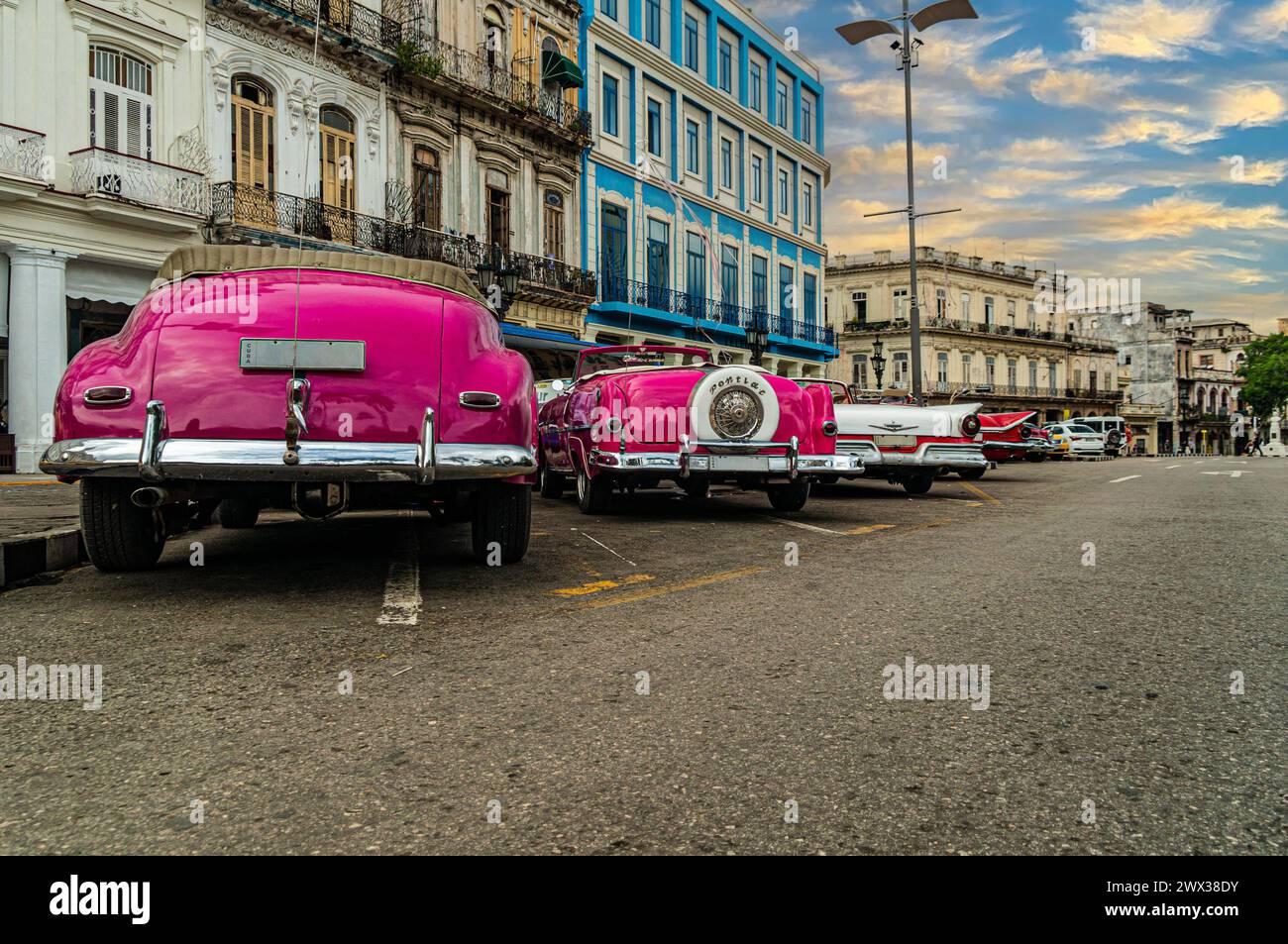 Helle Retro-Autos auf der Havana Straße in der Nähe des Hotels. Kuba. Gran Teatro de La Habana, niedriger Winkel. Stockfoto