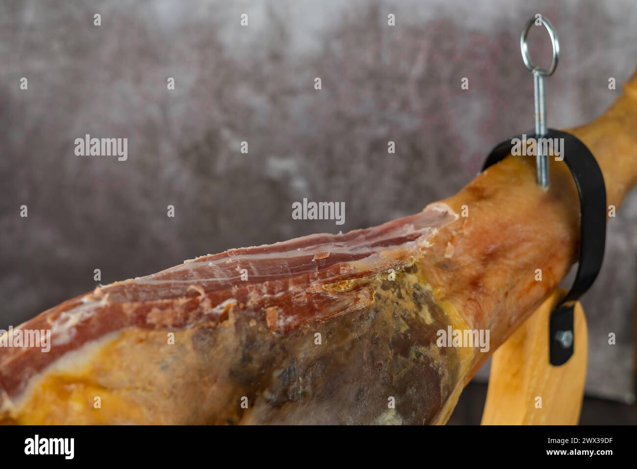 iberischer Schinken mit spanischer Eichelfütterung, Nahaufnahme mit offenem Messerschnitt Stockfoto