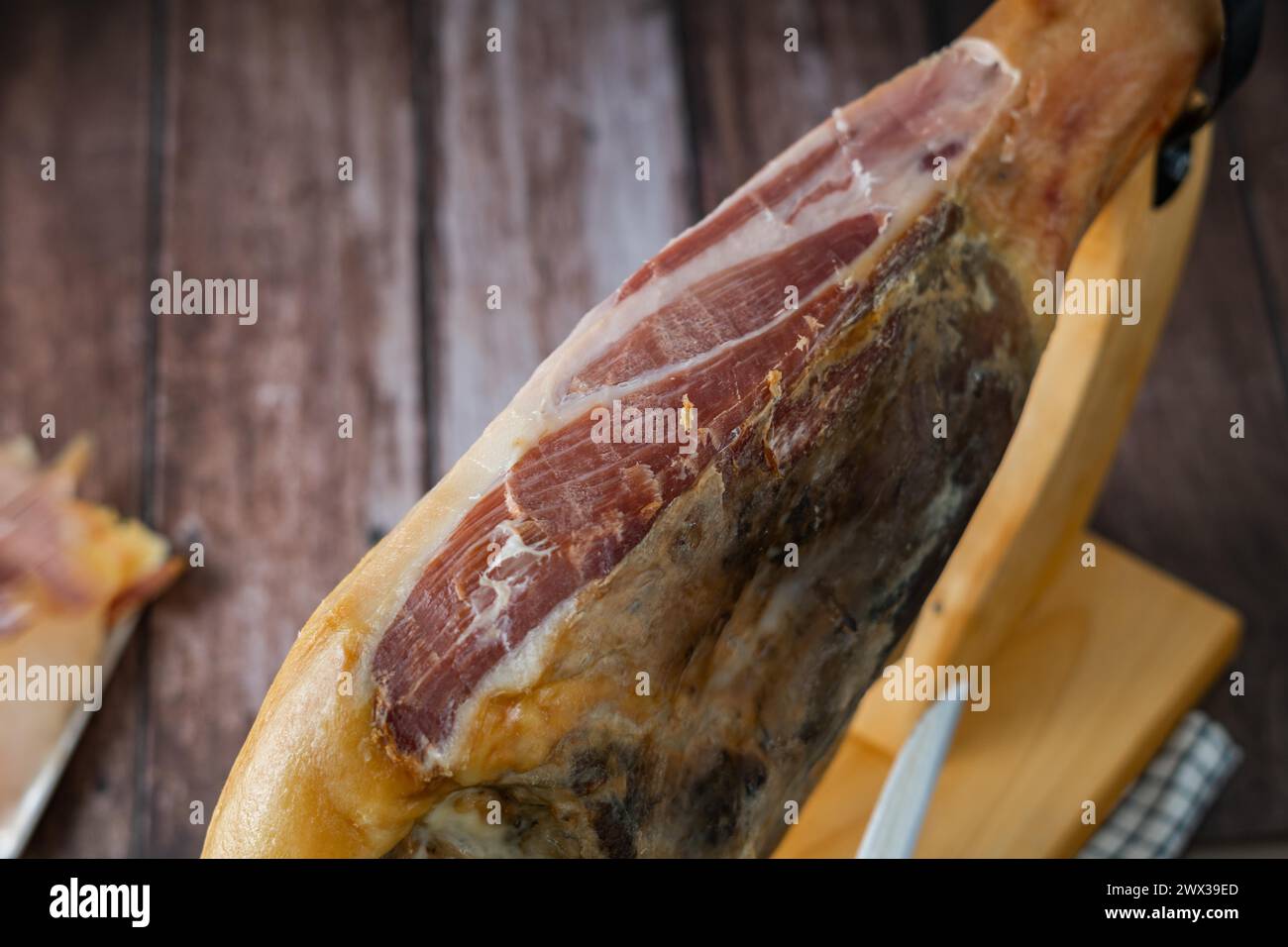 iberischer Schinken mit spanischer Eichelfütterung, Nahaufnahme mit offenem Messerschnitt Stockfoto