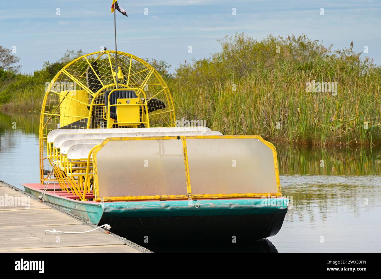 Everglades National Park, Florida, USA - 4. Dezember 2023: Airboat an einem Steg im Nationalpark des Bundesstaates Stockfoto