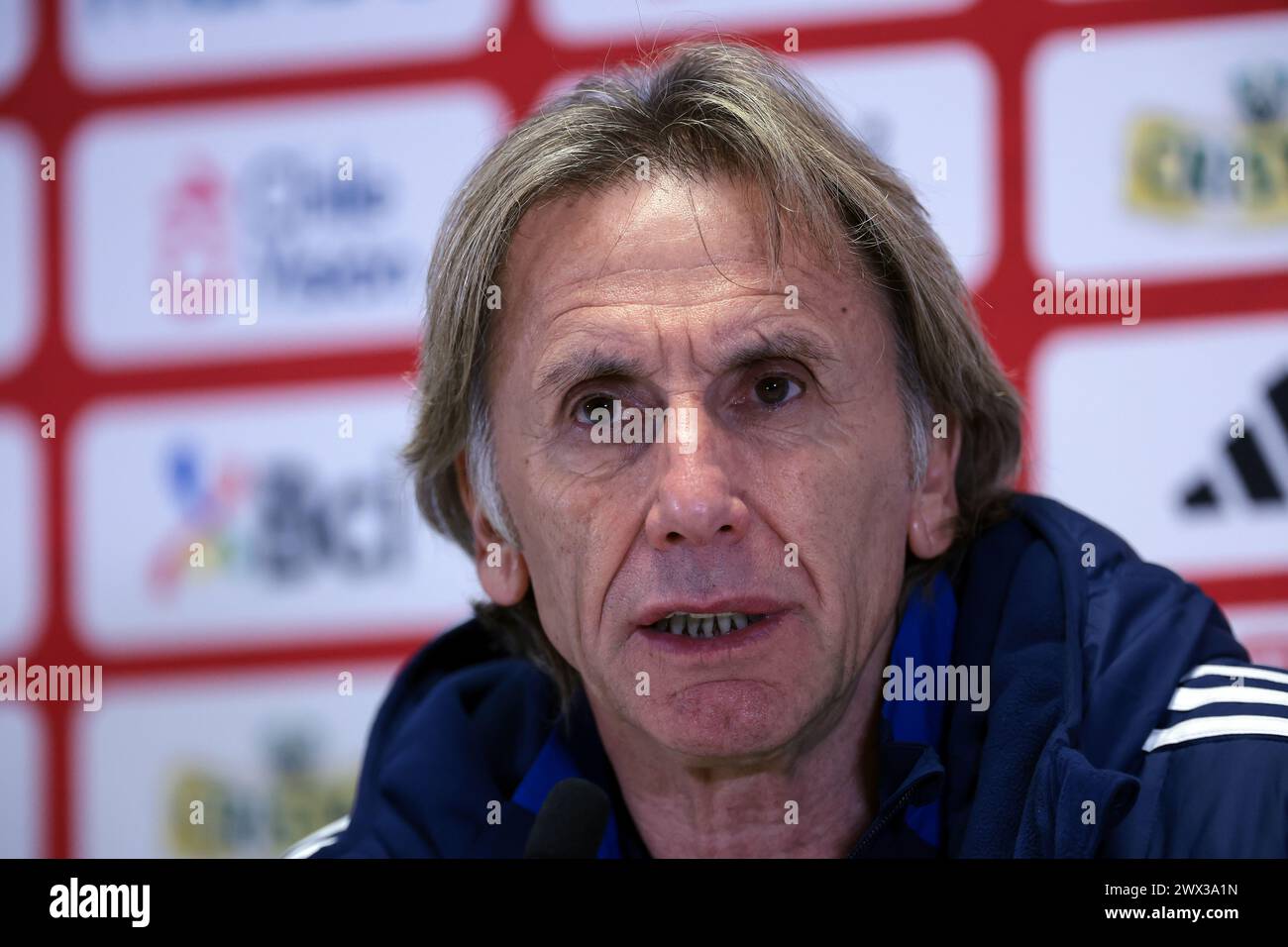 Marseille, 26. März 2024. Ricardo Gareca Cheftrainer von Chile reagiert auf die Pressekonferenz nach dem Spiel im Anschluss an das internationale Freundschaftsspiel im Orange Vélodrome in Marseille. Der Bildnachweis sollte lauten: Jonathan Moscrop/Sportimage Credit: Sportimage Ltd/Alamy Live News Stockfoto