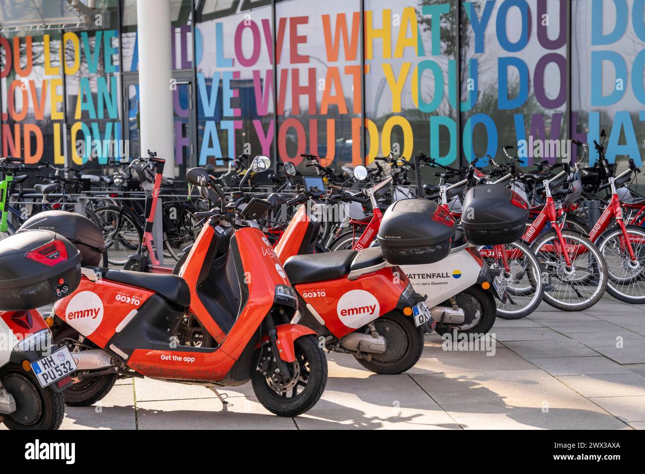 Leihfahrräder, Leihfahrräder, Leihfahrräder, verschiedene Anbieter, elektrisch angetrieben, Hafencity Hamburg, Stockfoto