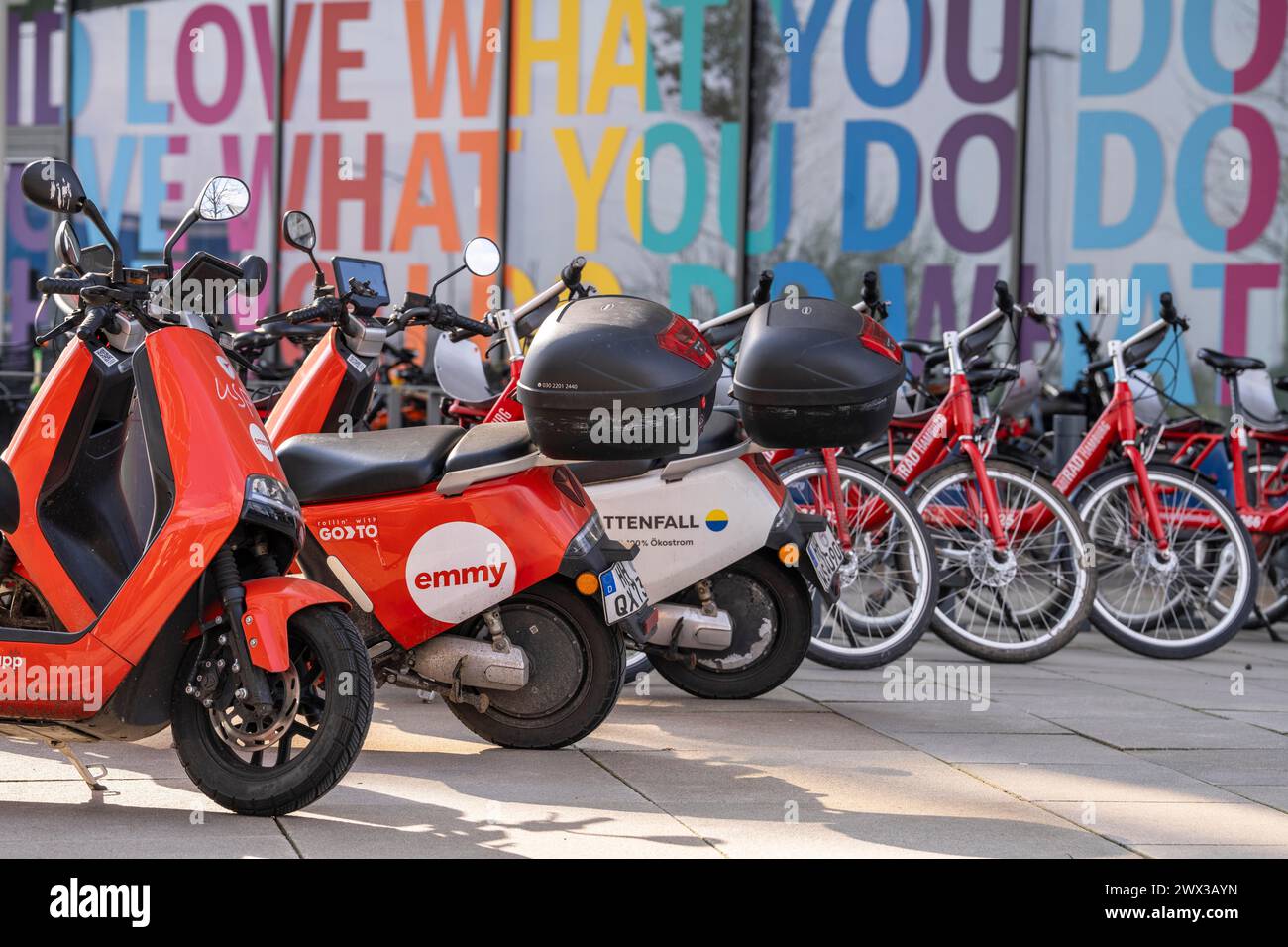 Leihfahrräder, Leihfahrräder, Leihfahrräder, verschiedene Anbieter, elektrisch angetrieben, Hafencity Hamburg, Stockfoto