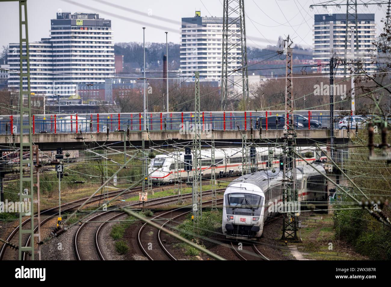 ICE-Zug auf der Eisenbahnstrecke zwischen Mülheim an der Ruhr, im Hintergrund und Duisburg, stark frequentierte Eisenbahnstrecke, für nah- und Fernverkehr, f Stockfoto