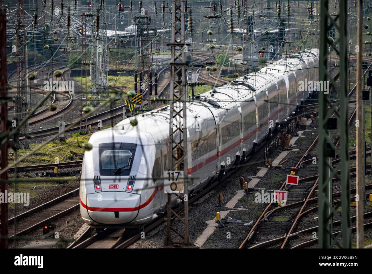 ICE-Zug auf der Bahnstrecke zwischen Mülheim an der Ruhr und Duisburg, stark frequentierte Bahnstrecke, für nah- und Fernverkehr, Güterverkehr, NR Stockfoto