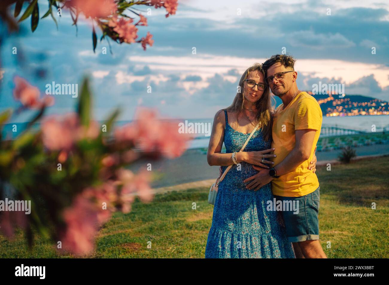 Glückliches Paar, das ein Foto an einem Strand am Meer in Alanya City, Türkei macht. Konzentrieren Sie sich auf den Hintergrund. Reise- oder Urlaubskonzept Stockfoto
