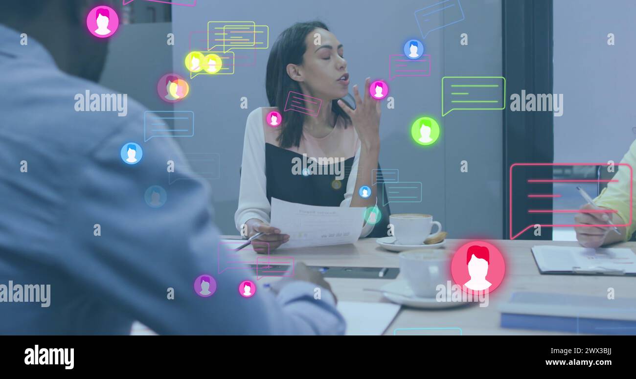 Bild von Profilsymbolen und Nachrichtenfeldern über verschiedenen Frauen, die Ideen mit Kollegen austauschen. Digital Composite, Multiple Exposure, Business, Planung, Di Stockfoto