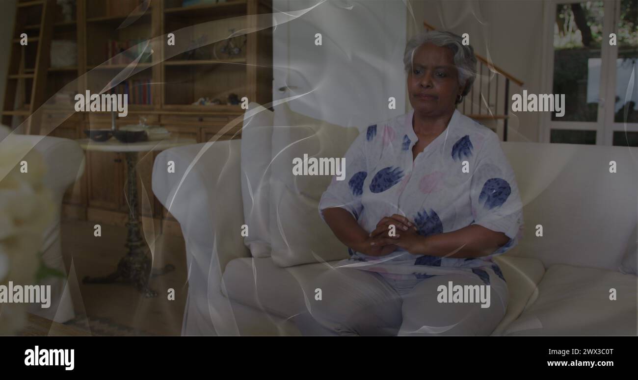 Bild von sich bewegenden Formen über trauriger afroamerikanerin. Sensibilisierungswoche für psychische Gesundheit und Festkonzept digital generiertes Bild. Stockfoto