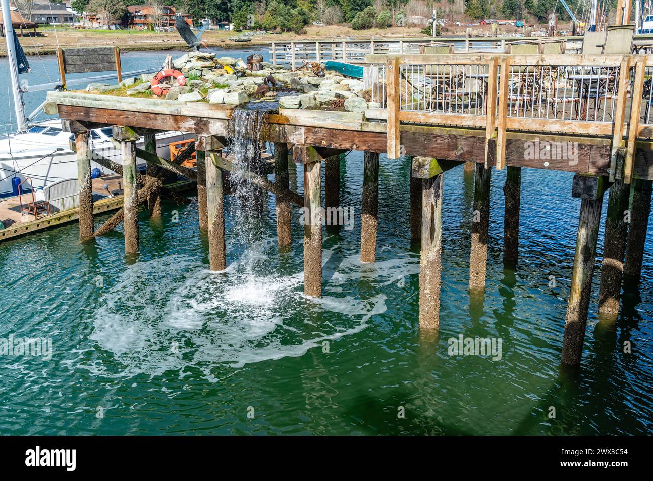 Ein Wasserfall fließt von einem Pier in La Conner, Washington. Stockfoto