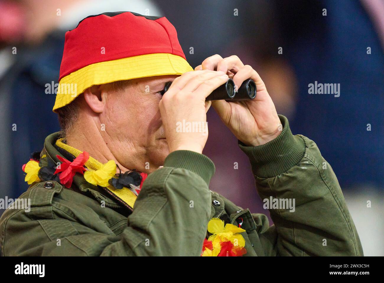 DFB-Fan mit Fernglas im Freundschaftsspiel DEUTSCHLAND - NIEDERLANDE 2-1 DEUTSCHLAND - NIEDERLANDE 2-1 in Vorbereitung auf die Europameisterschaft 2024 am 26. März 2024 in Frankfurt. © Peter Schatz / Alamy Live News Stockfoto