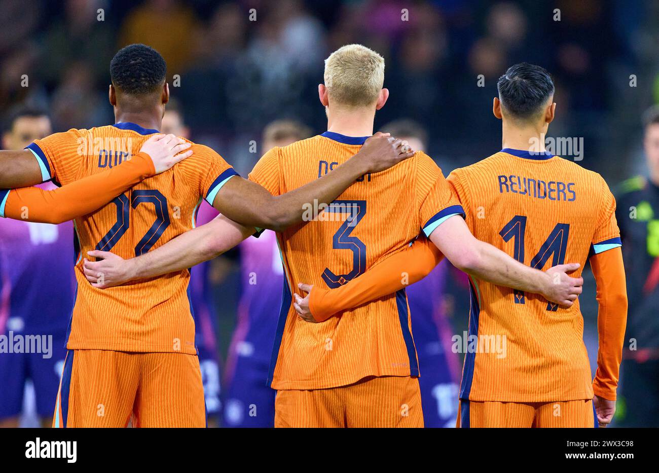 Denzel DUMFRIES, NL 22 Matthijs DE LIGT, NL 3 Tijani Reijnders, NL 14 in der Gedenkminute für Andreas Brehme und Franz Beckenbauer im Freundschaftsspiel DEUTSCHLAND - NIEDERLANDE 2-1 DEUTSCHLAND - NIEDERLANDE 2-1 in Vorbereitung auf die Europameisterschaft 2024 am 26. März 2024 in Frankfurt. © Peter Schatz / Alamy Live News Stockfoto