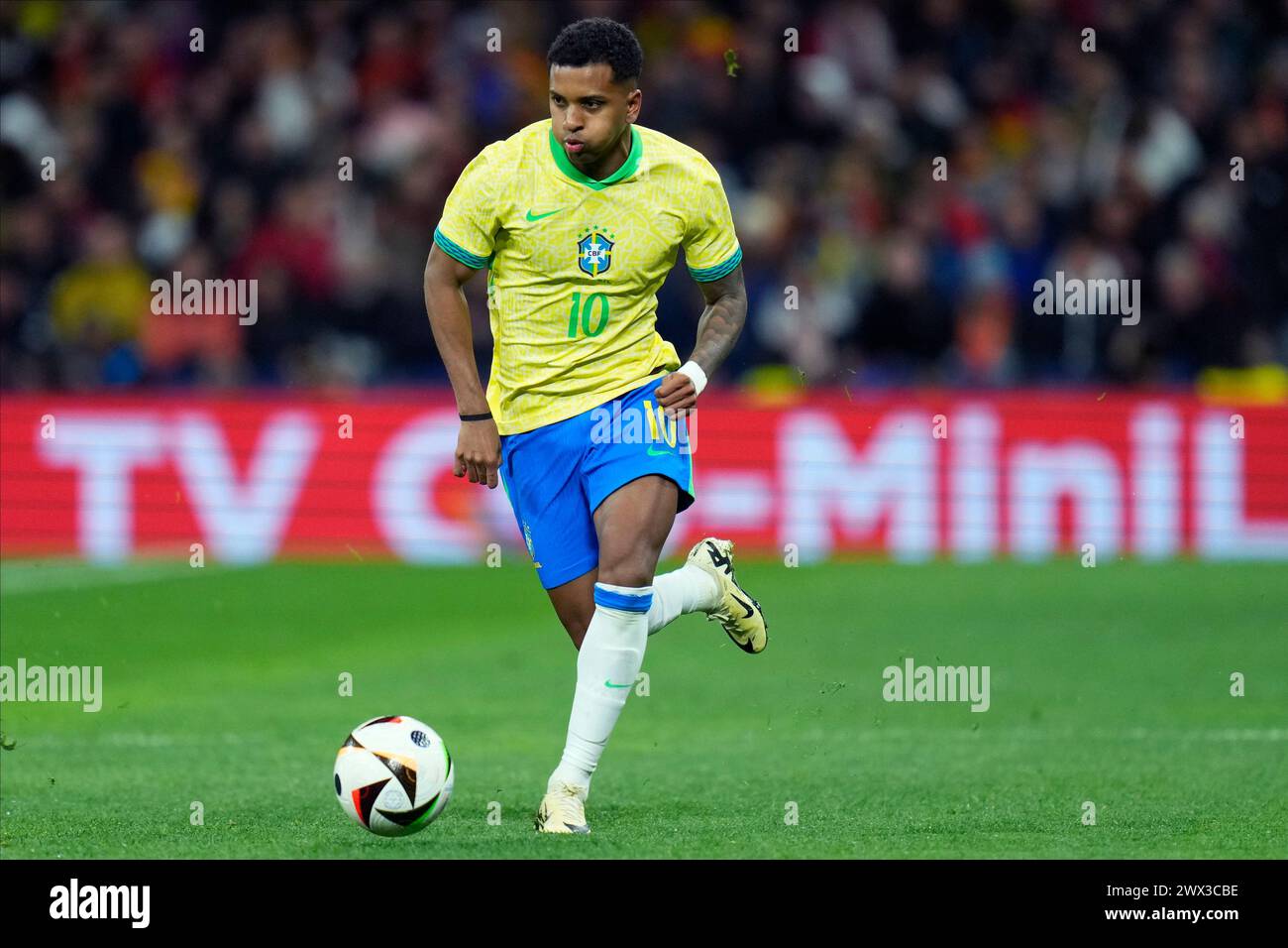 Rodrygo geht gegen Brazillen während des Freundschaftsspiels zwischen den Nationalmannschaften Spaniens und Brasiliens, das am 26. März 2024 im Santiago Bernabeu Stadion in Madrid Spanien ausgetragen wurde. (Foto: Cesar Cebolla / PRESSINPHOTO) Stockfoto