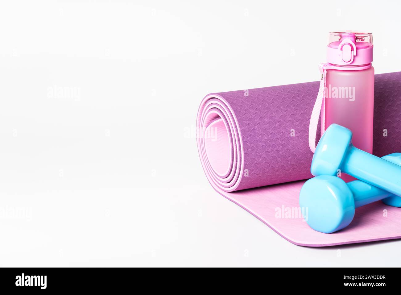 Yogamatte und Wasserflasche isoliert auf weißem Hintergrund. Stockfoto