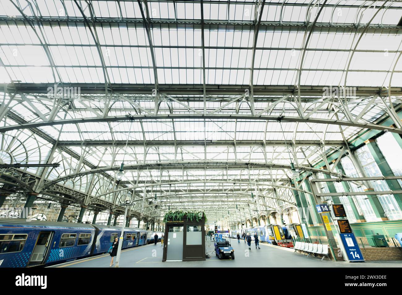 Blick auf das Innere der Glasgow Queen Street Station, Glasgow, Schottland, Großbritannien Stockfoto
