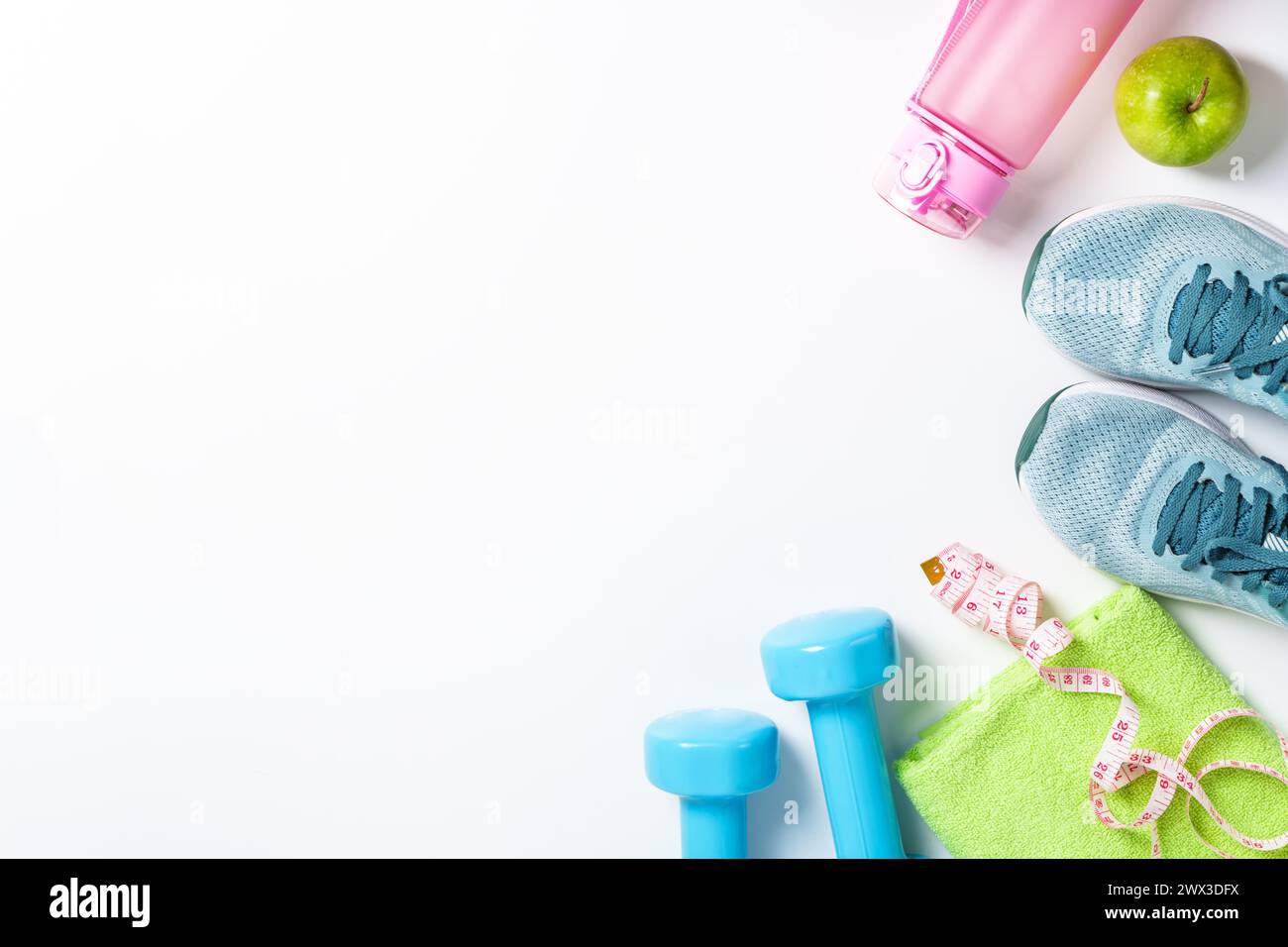 Turnschuhe, Kurzhanteln, grüner Apfel und Flasche Wasser isoliert auf weißem Hintergrund. Stockfoto