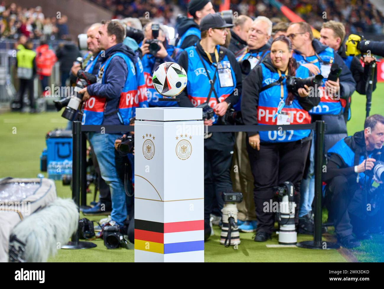 ADIDAS FUSSBALLLIEBE pro, Offizieller Spielball der Europameisterschaft 2024 Deutschland, Adidas Ball, Lederball, Spielgeraet, Fussball, Baelle, im Freundschaftsspiel DEUTSCHLAND - NIEDERLANDE 2-1 DEUTSCHLAND - NIEDERLANDE 2-1 in Vorbereitung auf die Europameisterschaft 2024 am 26. März 2024 in Frankfurt. © Peter Schatz / Alamy Live News Stockfoto