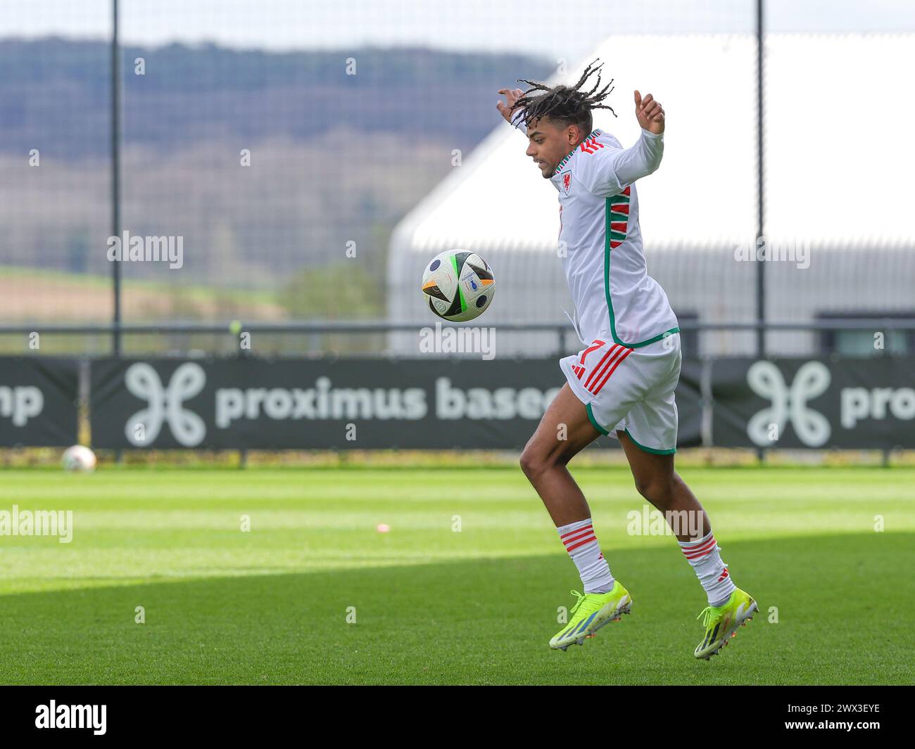 Tubize, Belgien. März 2024. Frederick Issaka (7) von Wales, dargestellt während eines Freundschaftsspiels zwischen den belgischen und walisischen U18-Nationalmannschaften am Montag, den 25. März 2024 in Tubize, Belgien. Quelle: Sportpix/Alamy Live News Stockfoto