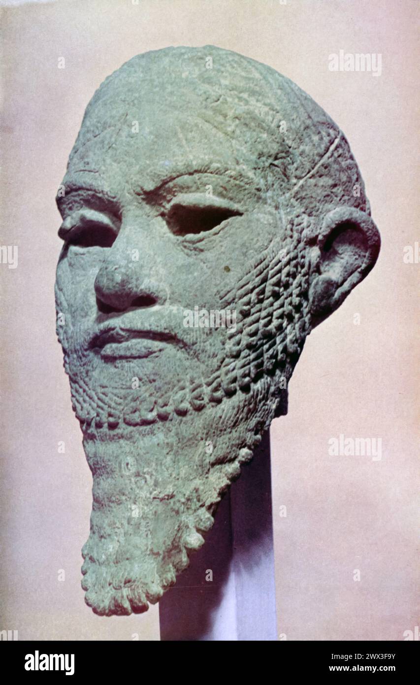 Ein Bronzekopf eines iranischen Mannes aus dem zweiten Jahrtausend v. Chr. dieses Artefakt repräsentiert die metallverarbeitenden Fähigkeiten und künstlerischen Empfindlichkeiten der alten iranischen Kulturen während der Bronzezeit. Die Zeit ist geprägt von bedeutenden Fortschritten bei der Verwendung von Metallen sowohl für utilitaristische als auch künstlerische Zwecke. Stockfoto