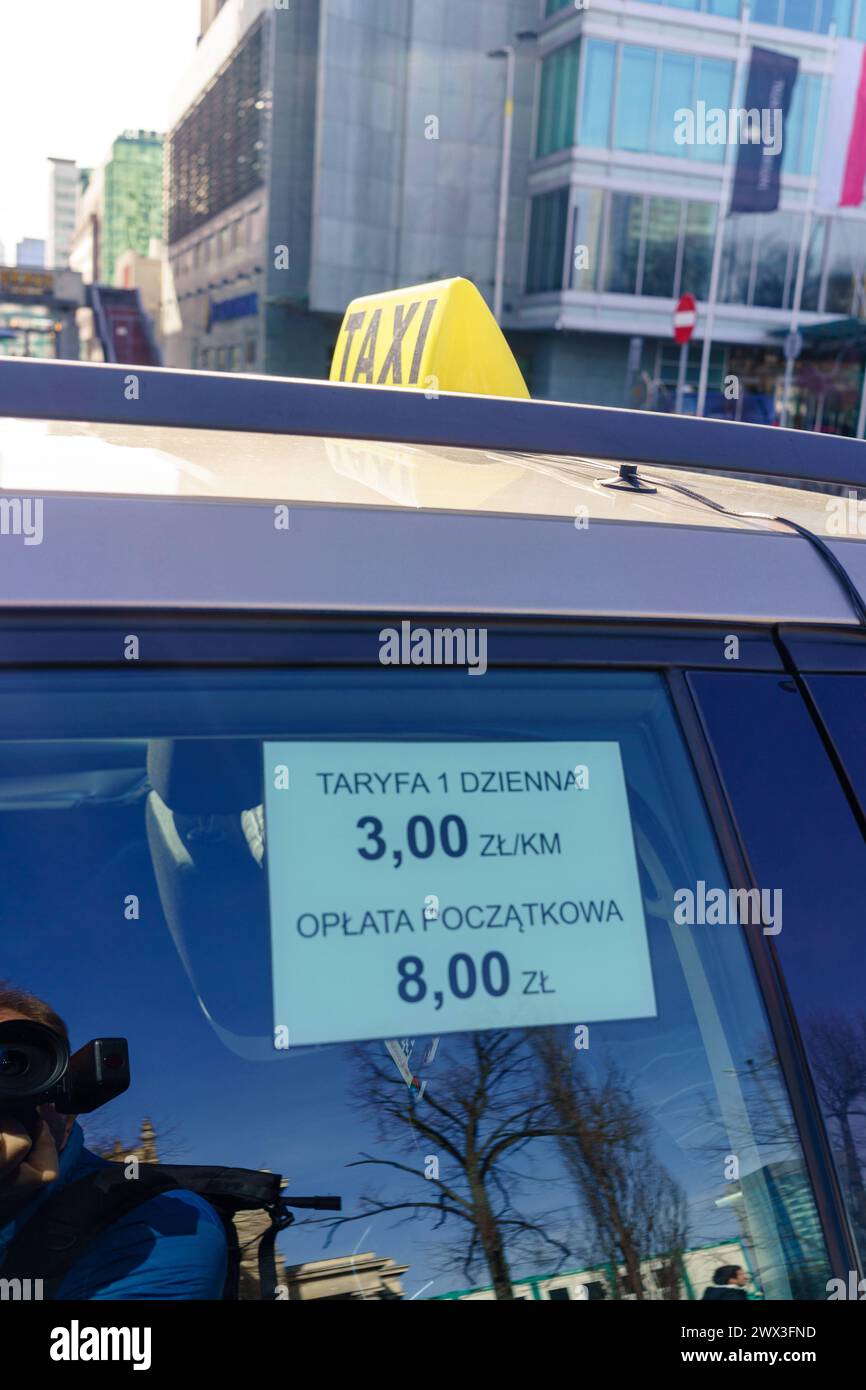 Tag- und Nachttarif, Preise an der Tür eines Warschauer Taxis. Mehrere Dutzend Taxifahrer blockierten eine der Hauptstraßen Warschaus aus Protest gegen niedrige Preise. Warschau Polen Copyright: XMikolajxJaneczekx Stockfoto